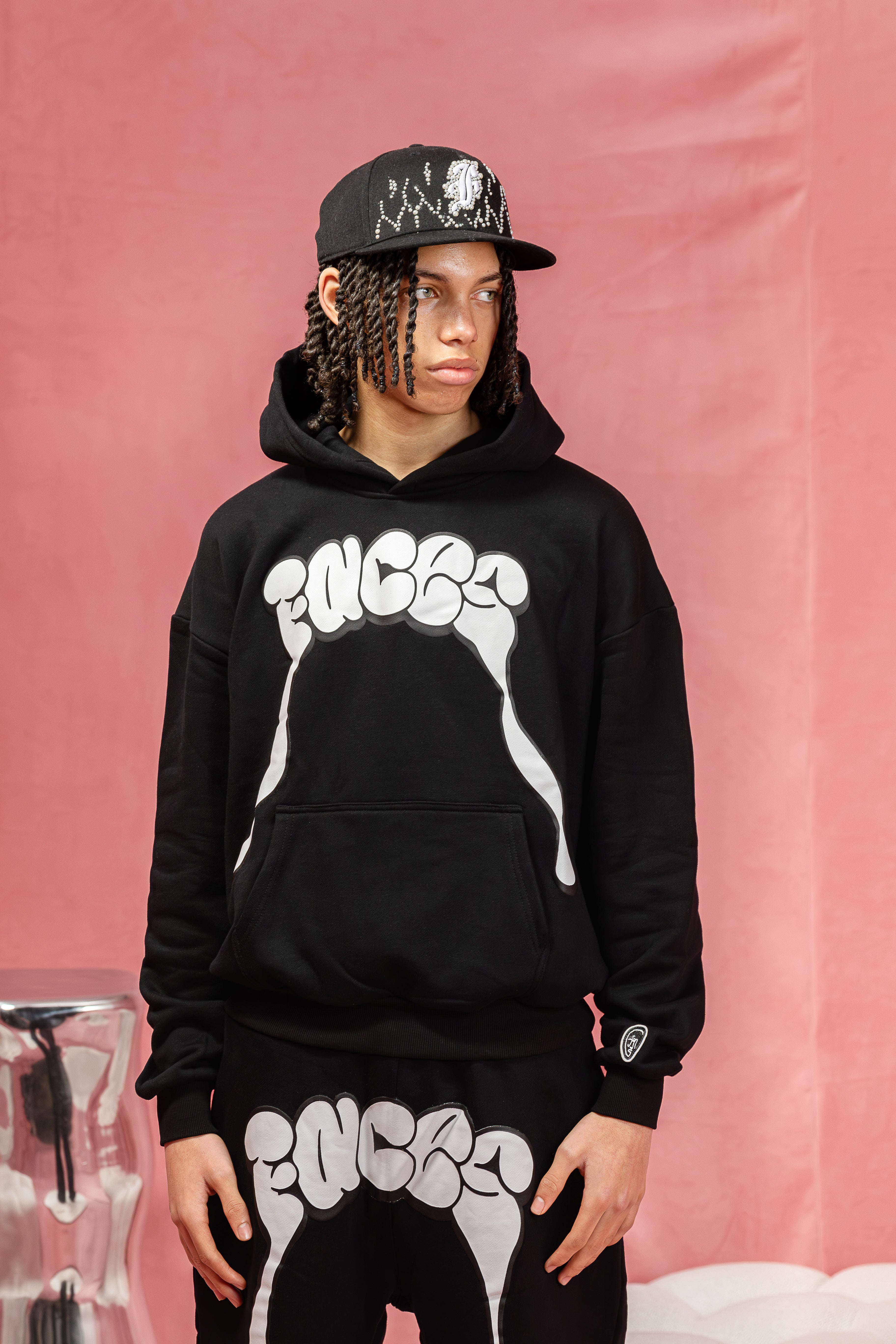 FACES PAINT TRAIL HOODIE I PITCH BLACK