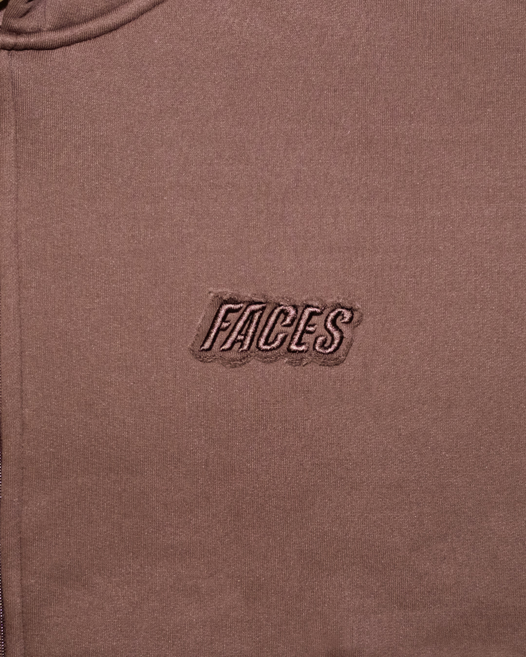 FACES CLOUDED ZIPPER I CHOCOLATE